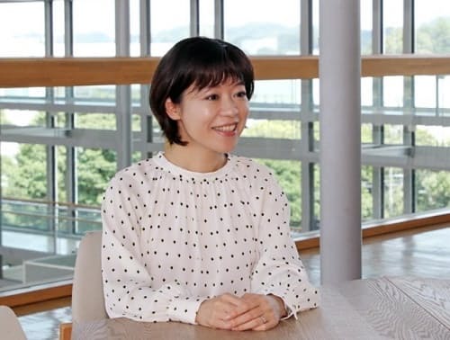 石川紀子さん（掛川市役所でのインタビューの様子）