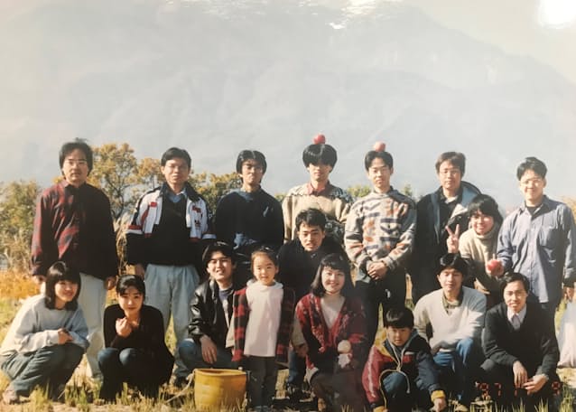 研究室では学生たちと旅行に出かけるなど親交を深めた(1997年、後列左端が橋本氏)
