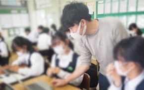 生徒たちに学習指導する長尾さん