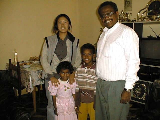 エリトリアで法律作り支援のボランティア（1997年ころ、当時のムサ検事総長（右）とその子どもたち）