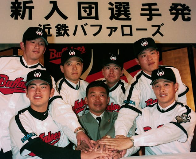 1996年12月、近鉄バファローズの入団発表に臨む大久保秀昭さん（後列右から2人目）=共同