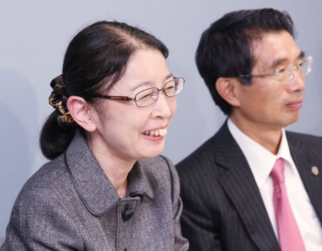 郵便不正事件の無罪判決後、記者会見で笑顔を見せる村木さん（左）（2010年）