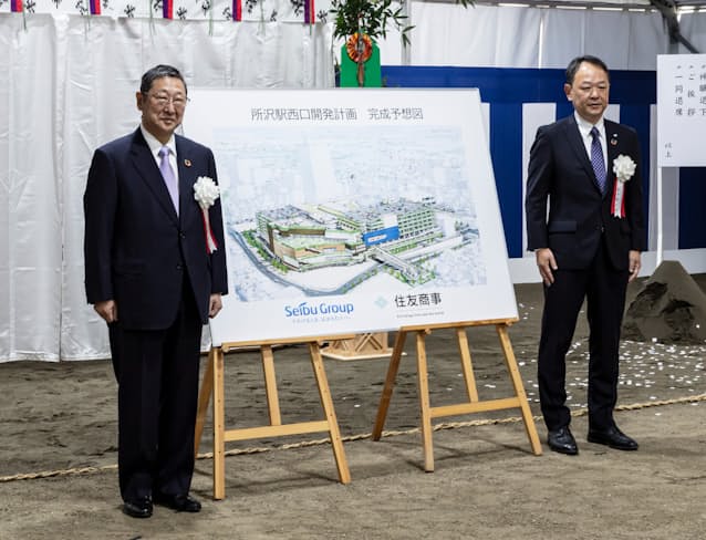 ホテルの売却など大型リストラを決めた一方、埼玉・所沢駅前に大型商業施設を開発する（10月、左が後藤氏）