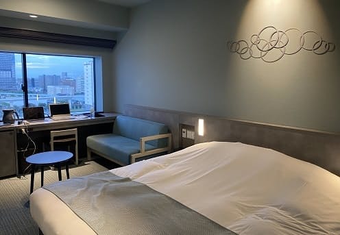 ラビスタ東京ベイの室内 窓際にパソコンを並べて仕事
