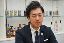 インタビューに答える服部亜起彦さん