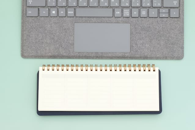 書くときはパソコンの前のスペースにフィット