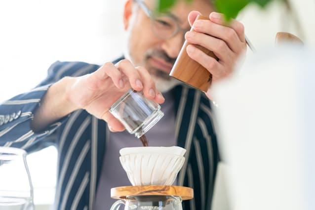 コーヒーをいれるとかでもいい。新しい習慣を始めてみよう(写真はイメージ=PIXTA)