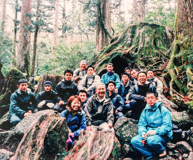 勉強と遊びを兼ねた工舎旅行なども実施している(中央が小川さん、屋久島で)