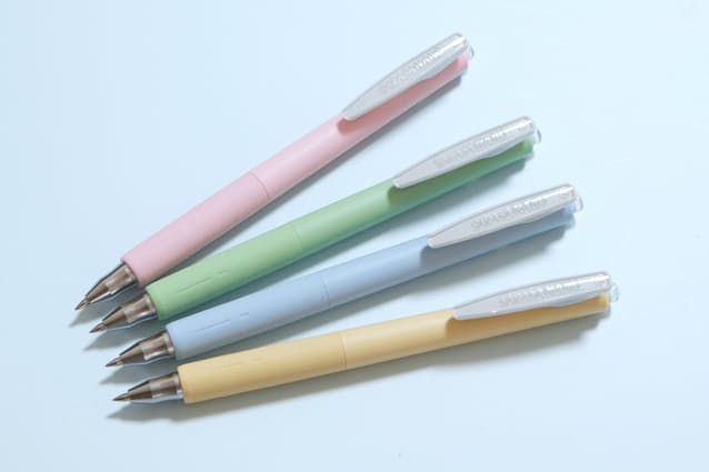 「サラサナノ スモークカラー」は全4色