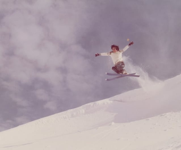 学生時代はスキーやテニスなどスポーツに情熱を注いだ