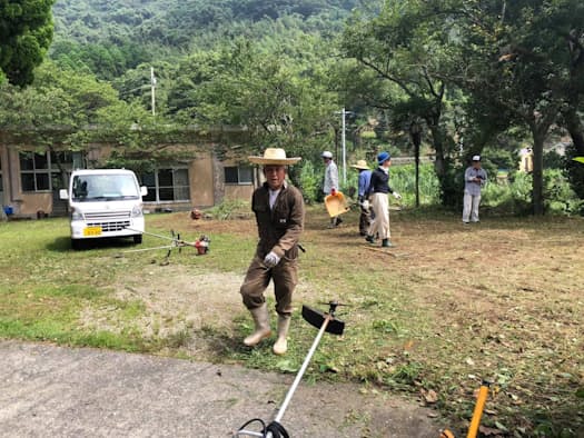 夏になるとボウボウになる庭を地域の人とみんなで草刈り=鈴木さん提供