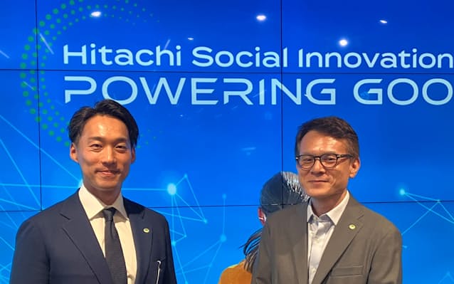 日立製作所でデザインシンカーの研修を受けた福崎さん(左)と指導に当たった坪井さん