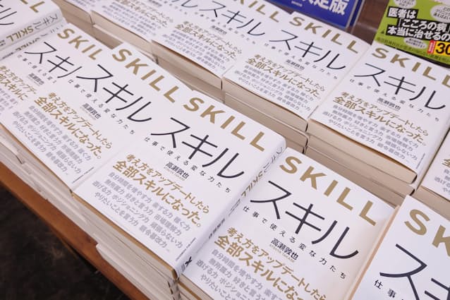 特設の平台一面に並べ、関連書とともに展示する(青山ブックセンター本店)