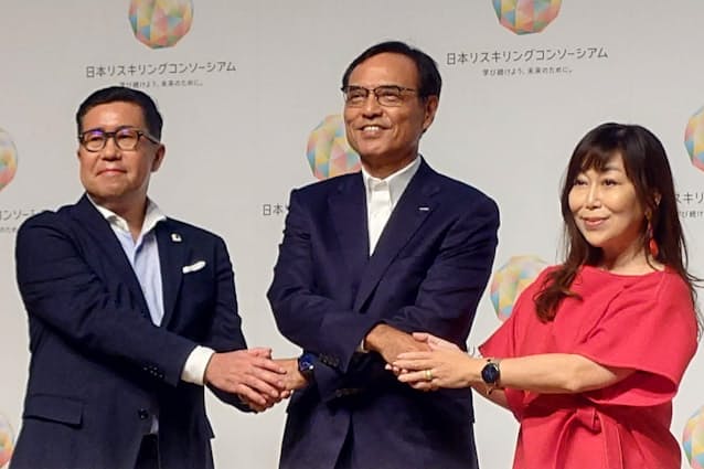 経済同友会の新浪氏（中央）とグーグル日本代表の奥山氏（左）と岩村氏