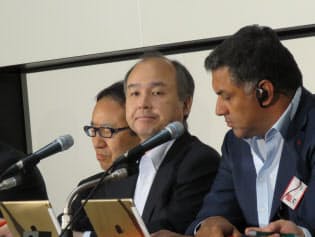 孫正義氏(中央)と後継者候補のニケッシュ・アローラ氏(右)