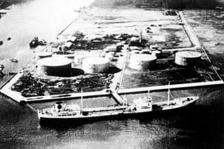 イランからの石油を積み、川崎油槽所に接岸した日章丸（1953年）