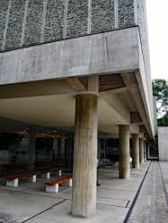1階部分を柱だけにした「ピロティ空間」。国立西洋美術館は展示空間を追加していく「無限成長美術館」構想に基づく（東京都台東区）