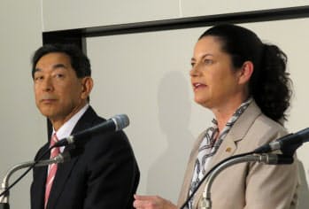 日本マクドナルドHDのカサノバ社長（右）と下平副社長=9日午後、東証