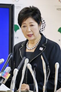 会見で豊洲市場問題について答える小池都知事