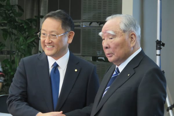 スズキ会長の鈴木修氏（右）とトヨタ自動車社長の豊田章男氏