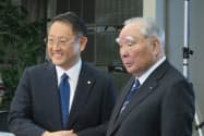 スズキ会長の鈴木修氏(右)とトヨタ自動車社長の豊田章男氏