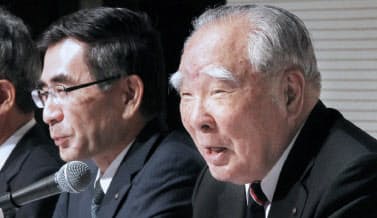 鈴木修氏は2015年7月に社長の座を長男の俊宏氏(左)に譲ったが……