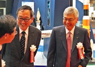 国際航空宇宙展の自社ブースで来賓にあいさつする三菱重工の大宮英明会長（右）