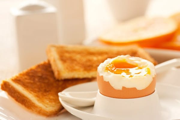 朝食にパンを食べるなら、卵などのたんぱく質をセットにして（c）nikkiphoto 123-rf