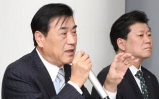 社長に復帰するエイチ・アイ・エスの沢田秀雄会長(左)(28日午後、東京都新宿区)