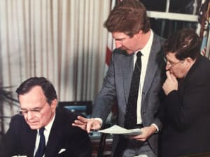 デマレスト氏（中央）はブッシュ陣営の選挙対策広報部長として1988年、92年の大統領選にかかわった
