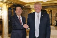 トランプタワーで会談に臨む安倍首相とトランプ次期米大統領（11月17日、ニューヨーク）=内閣広報室提供