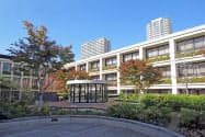 灘中学・高校の中庭=神戸市東灘区