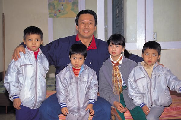 杉良太郎さんとベトナムの里子たち（1989年撮影）
