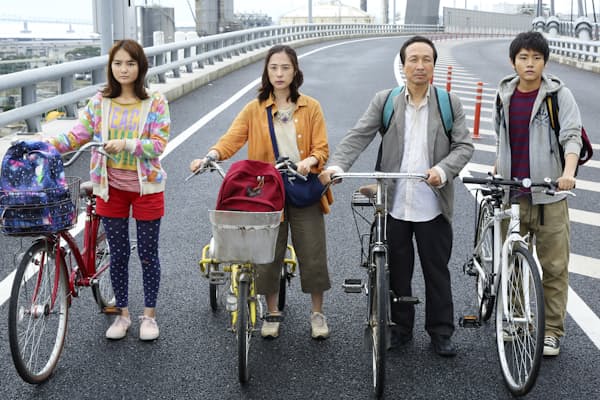 映画「サバイバルファミリー」で主人公の鈴木一家は電気が使えなくなった東京を離れ自転車で九州を目指す。矢口監督は実際に同じコースを車で移動してみたという　(c)2017フジテレビジョン　東宝　電通　アルタミラピクチャーズ