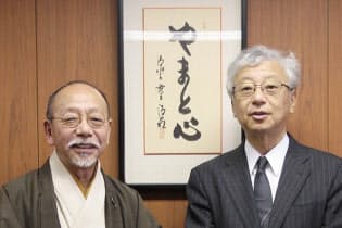 伊藤元重さん（右）と矢嶋孝敏さん