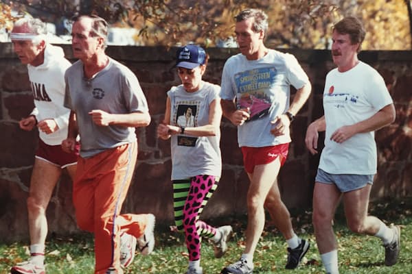 ホワイトハウス時代、ブッシュ（父）大統領（左から2人目）とジョギングするデマレスト氏（一番右）