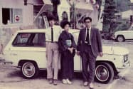 父母と並ぶ大学生時代の高田明氏（左）