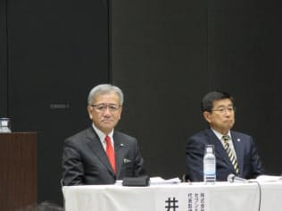 セブン&アイHDの井阪隆一社長（左）と伊藤常務