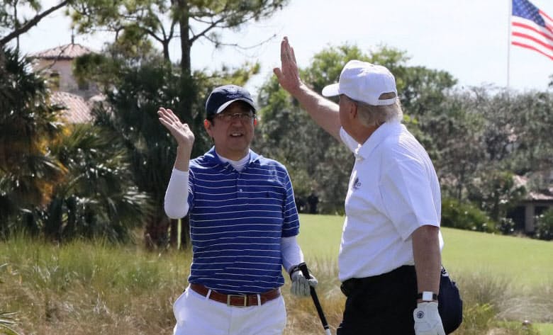 米ゴルフ場で安倍首相と楽しむトランプ米大統領（内閣広報室提供）