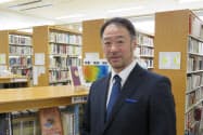 麻布中学・高校の平秀明校長(同校の図書館で)