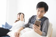 一緒にいてもスマートフォンに関心を奪われているカップルは珍しくなくなった PIXTA