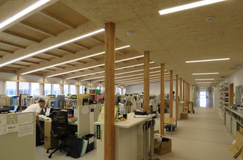 栄光の新校舎の職員室には廊下との壁がなく、生徒に開かれた空間になった