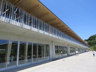 栄光の新校舎は地上2階建ての低層で、木材を多用している