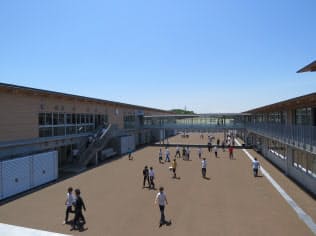 栄光学園の中庭 休憩時間になると生徒がワッと飛び出してくる