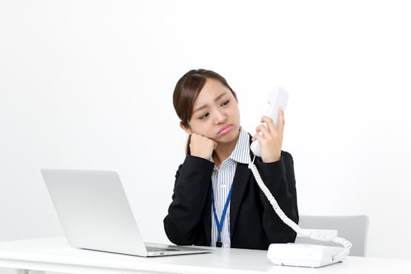 慣れない電話対応のストレスが原因で仕事が嫌になる新入社員もいる　PIXTA