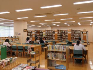 都立小石川中等教育学校の図書館