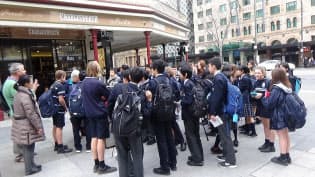 中学3年で実施する小石川の海外語学研修の様子(オーストラリア・アデレード)=同校提供