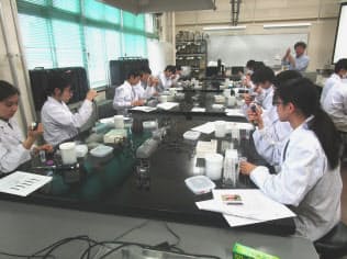 お茶の水女子大学と小石川が連携した生物実験講座=同校提供