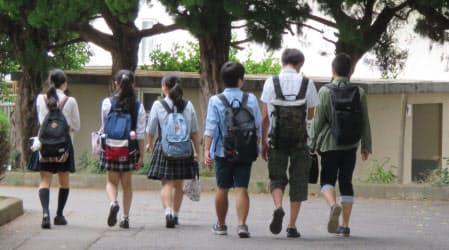 筑波大付属高校では、男女の生徒が仲良く下校する光景も