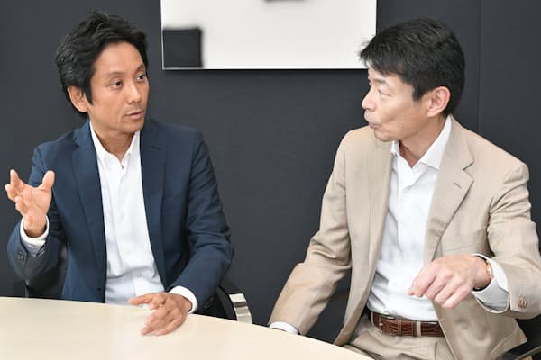 リクルートHDの峰岸真澄社長（左）とBCGの杉田浩章代表